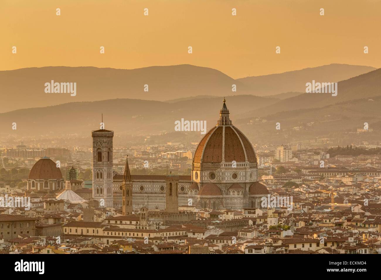 Italie, Toscane, Florence, centre historique classé au Patrimoine Mondial de l'UNESCO, sur la cathédrale Santa Maria del Fiore de la Basilica di San Miniato al Monte Banque D'Images