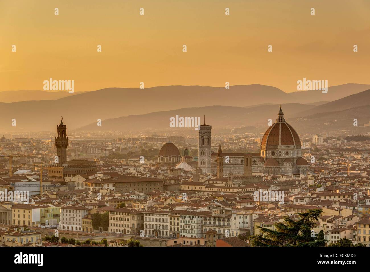 Italie, Toscane, Florence, centre historique classé au Patrimoine Mondial de l'UNESCO, sur la cathédrale Santa Maria del Fiore et le Palazzo Vecchio à partir de la Basilique de San Miniato al Monte Banque D'Images