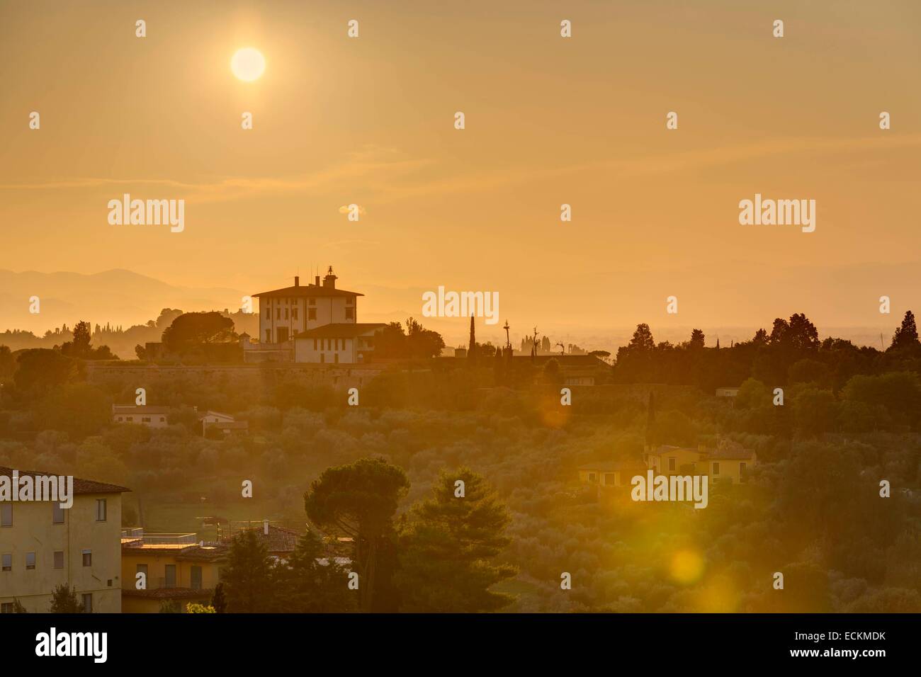 Italie, Toscane, Florence, centre historique classé au Patrimoine Mondial de l'UNESCO, donnant sur la périphérie de la ville à partir de la Basilique de San Miniato al Monte Banque D'Images