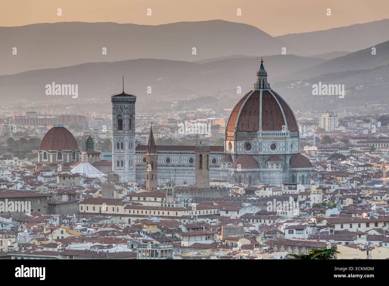 Italie, Toscane, Florence, centre historique classé au Patrimoine Mondial de l'UNESCO, sur la cathédrale Santa Maria del Fiore de la Basilica di San Miniato al Monte Banque D'Images