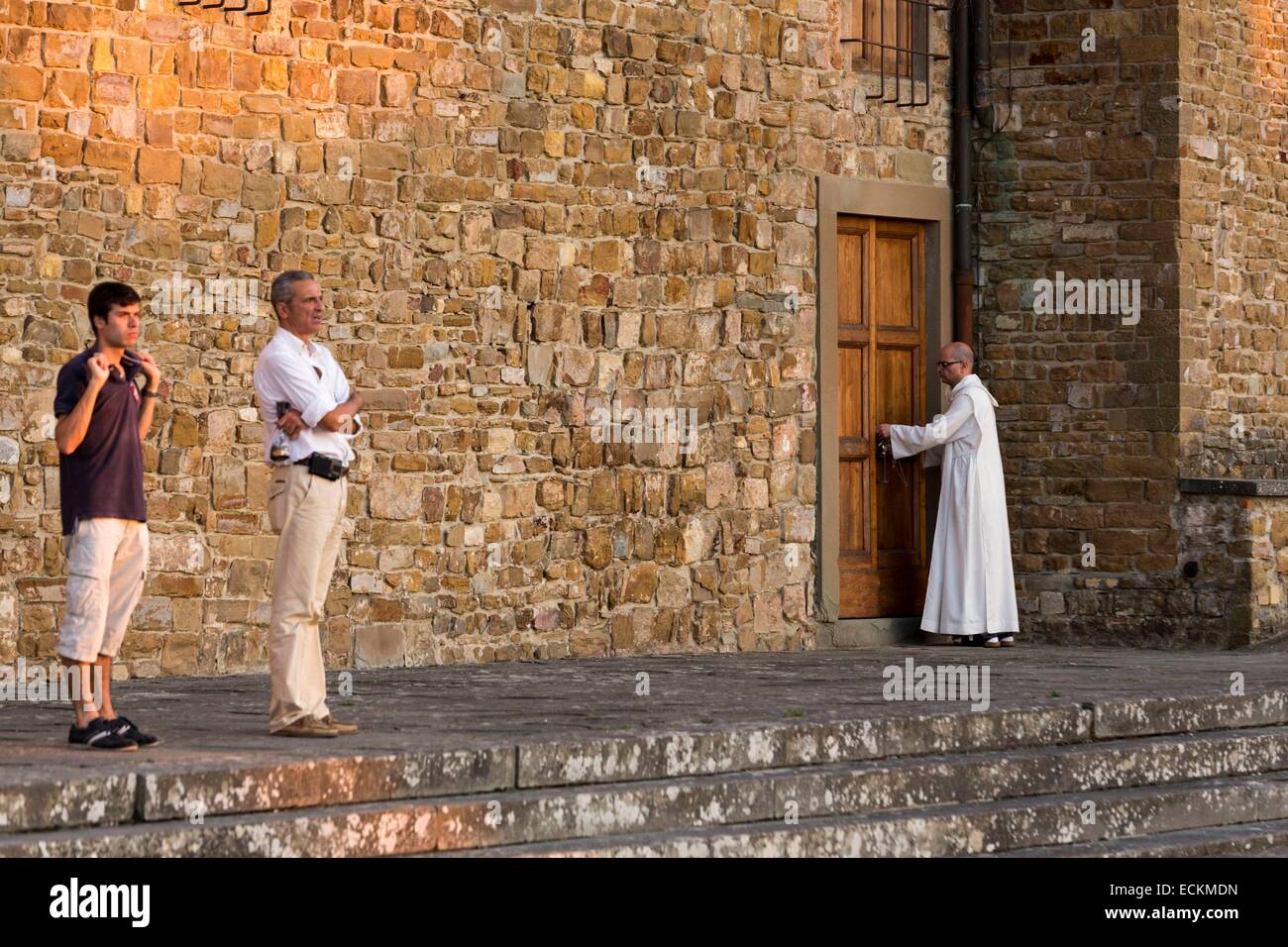 Italie, Toscane, Florence, centre historique classé au Patrimoine Mondial par l'UNESCO, moine de retourner à la basilique de San Miniato al Monte Banque D'Images