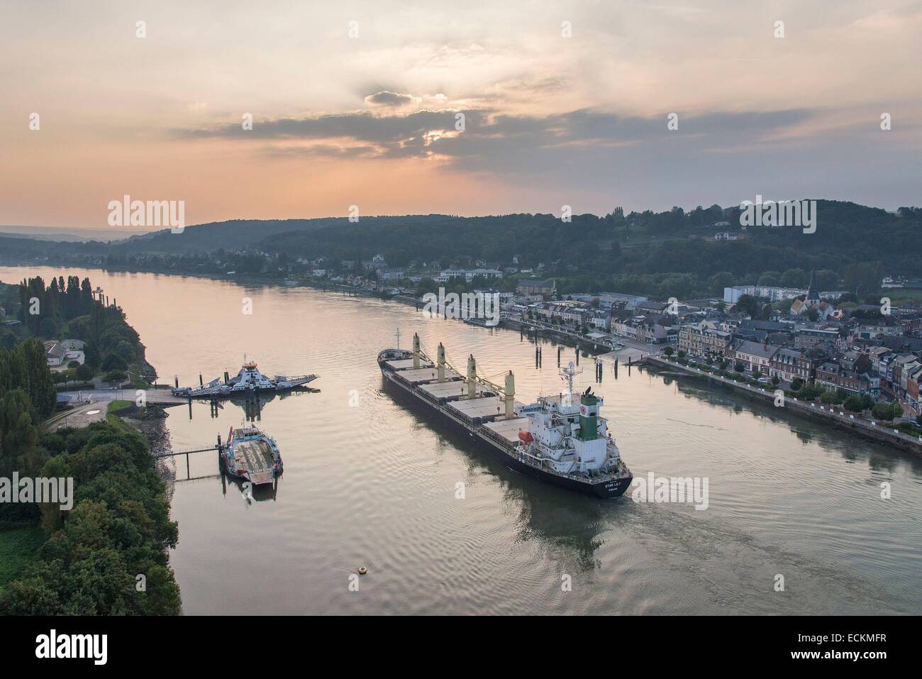 France, Seine Maritime, Duclair, auto ferry sur la Seine, Star Lily cargo (vue aérienne) Banque D'Images