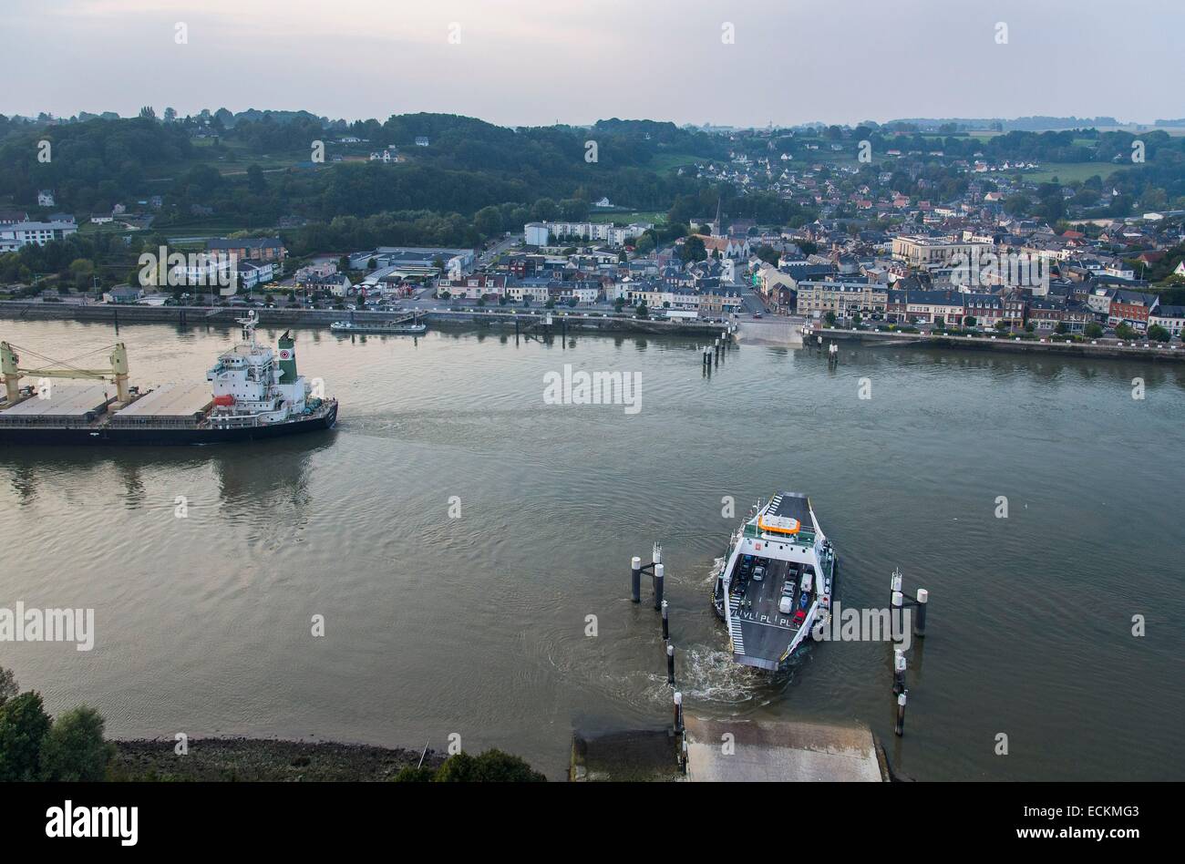 France, Seine Maritime, Duclair, auto ferry sur la Seine, Star Lily cargo (vue aérienne) Banque D'Images