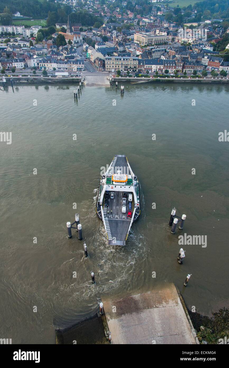 France, Seine Maritime, Duclair, auto ferry sur la Seine (vue aérienne) Banque D'Images