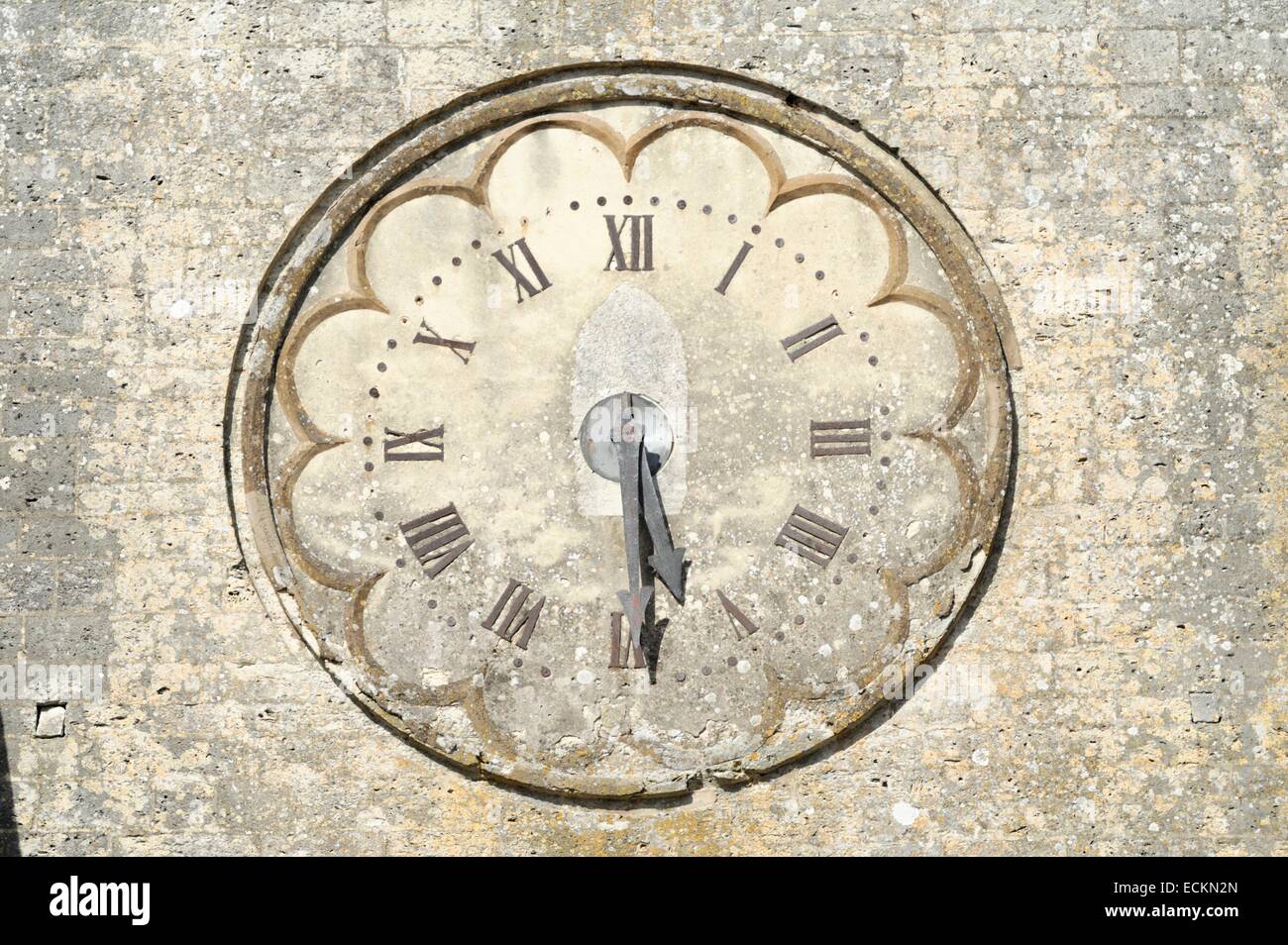 La France, l'Aube, Mussy sur Seine, l'église collégiale de Saint Pierre, de l'horloge sur la façade Banque D'Images