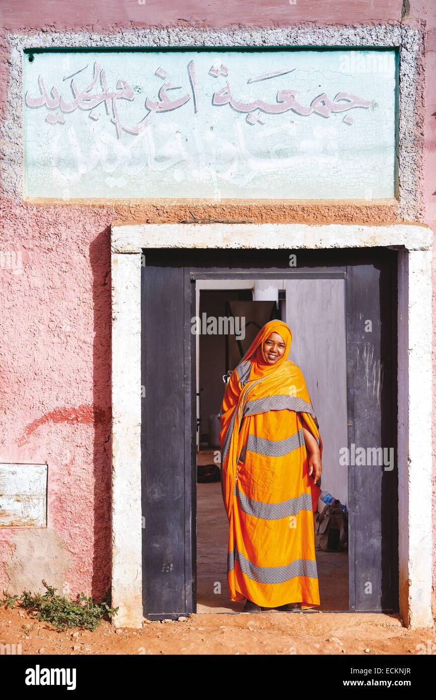 Maroc, région du Souss, Ighrem, portrait d'une femme marocaine au seuil d'une coopérative de femmes Banque D'Images