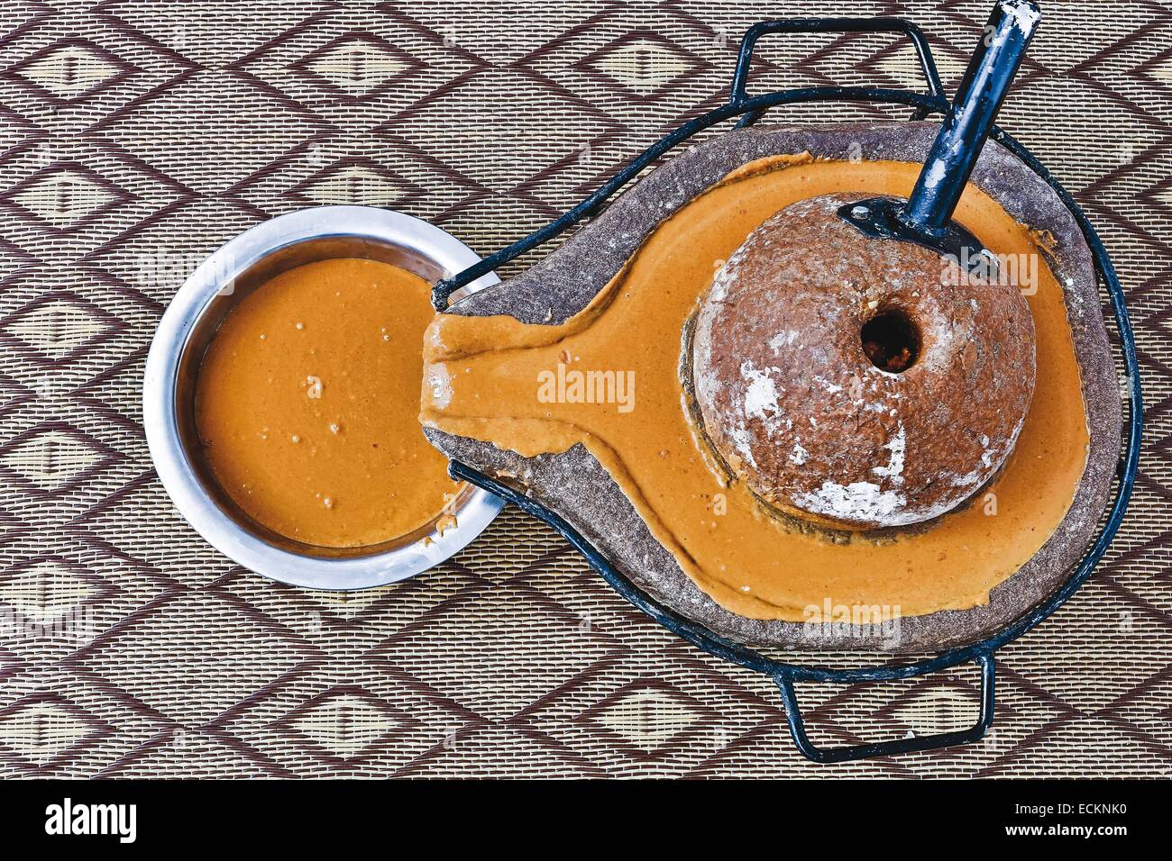 Maroc, région du Souss, Ighrem, coopérative des femmes marocaines, le développement de l'huile d'argan pression manuelle avec une presse rotative stone Banque D'Images