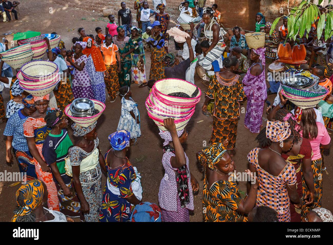 Le Burkina Faso, Bobo Dioulasso, Toussiana, scène d'un mariage traditionnel africain, Catholique et danse avec la procession fiancée entourée de ses amis et de la famille Banque D'Images