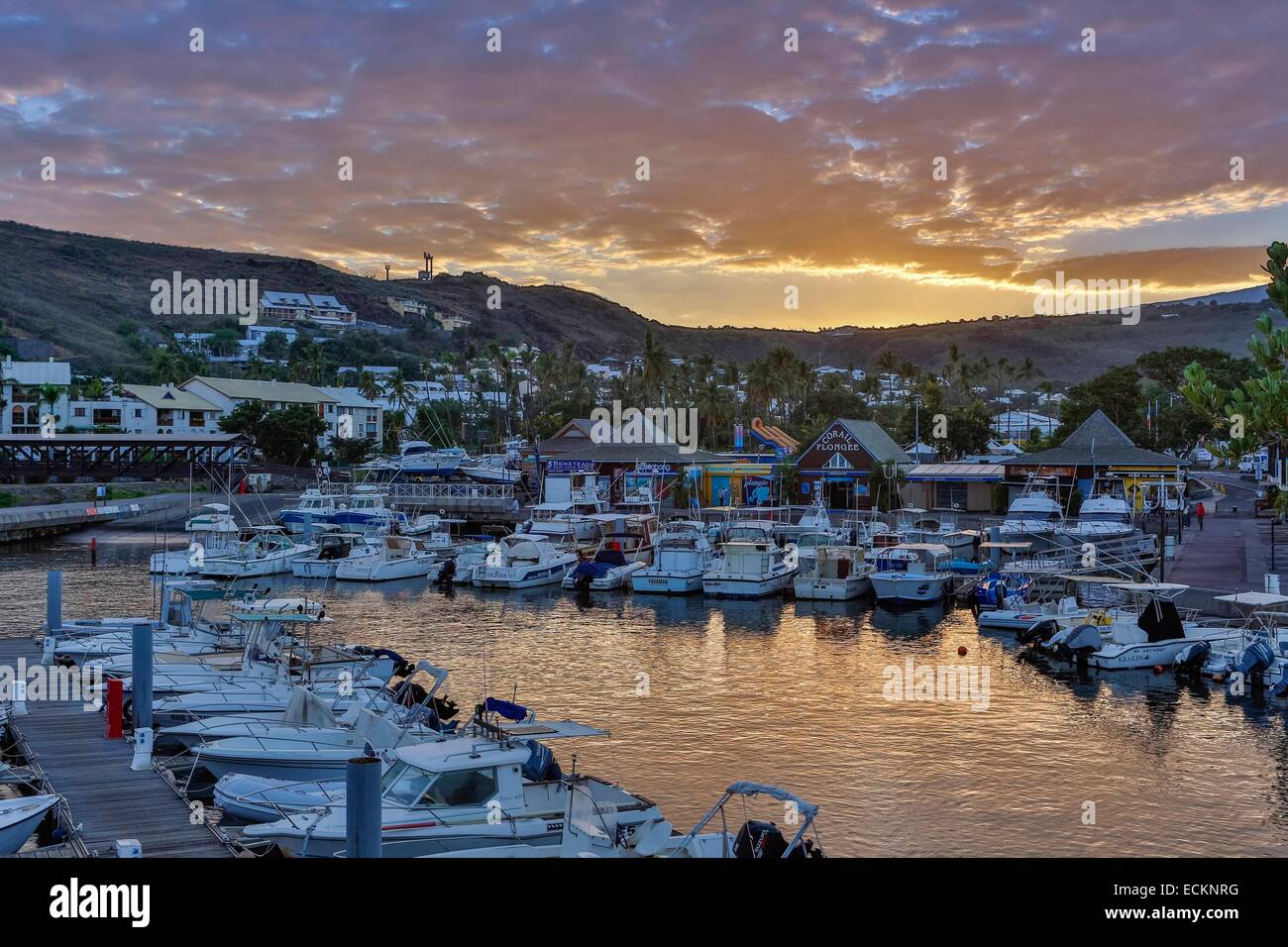 La France, l'île de la Réunion (département français d'outre-mer), Saint Paul, Saint Gilles les Bains, vue sur le port de Saint Gilles et bateaux au lever du soleil Banque D'Images