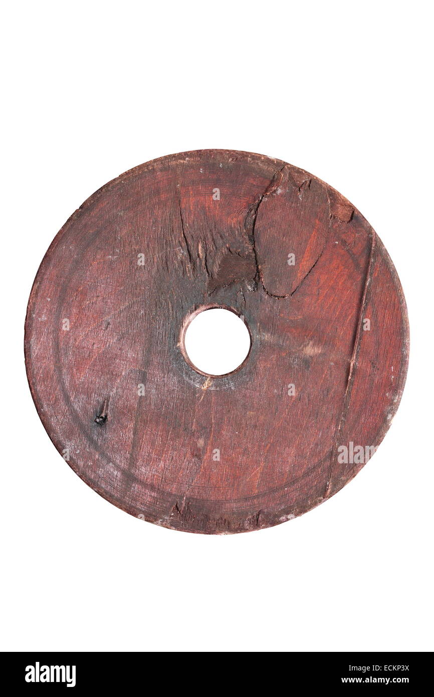 Pièce ronde de bois peints en brun sur fond blanc isolé Banque D'Images