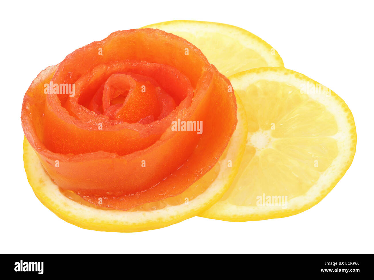 Taille en rose tomate sur une tranche de citron Banque D'Images