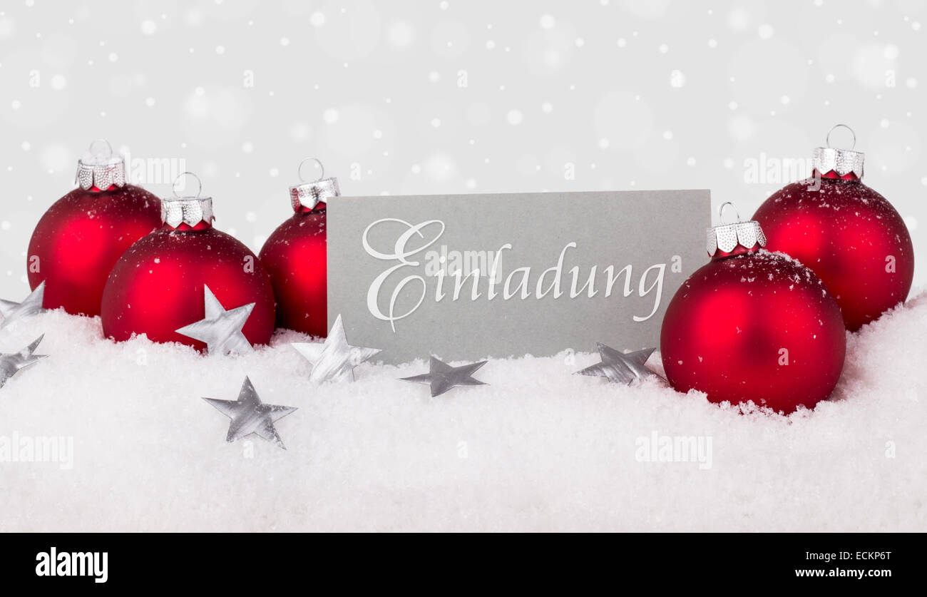 Red Christmas Tree balls et carte avec texte allemand invitation Banque D'Images