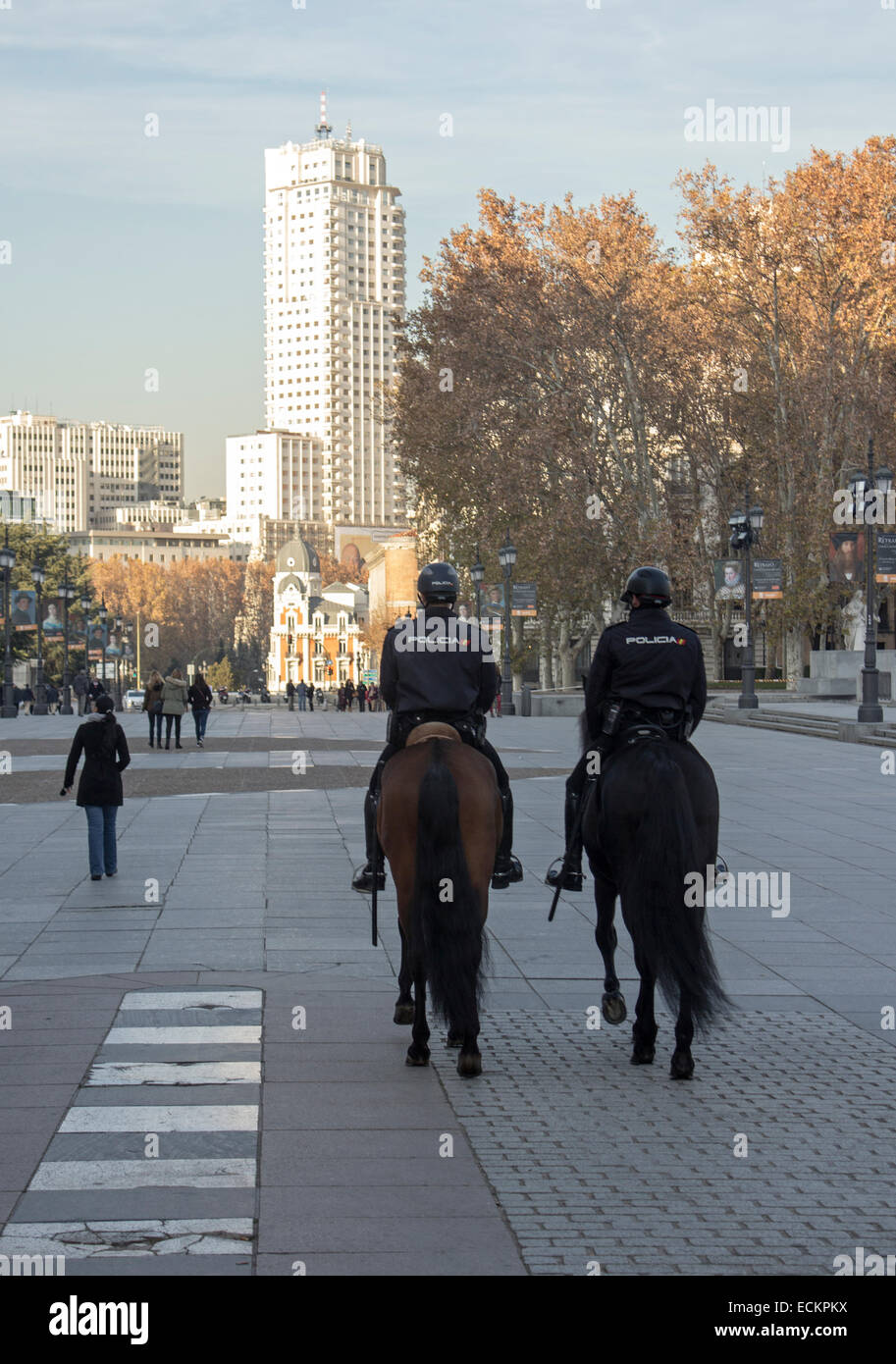 La police à cheval en face de Palais Royal, Madrid Banque D'Images