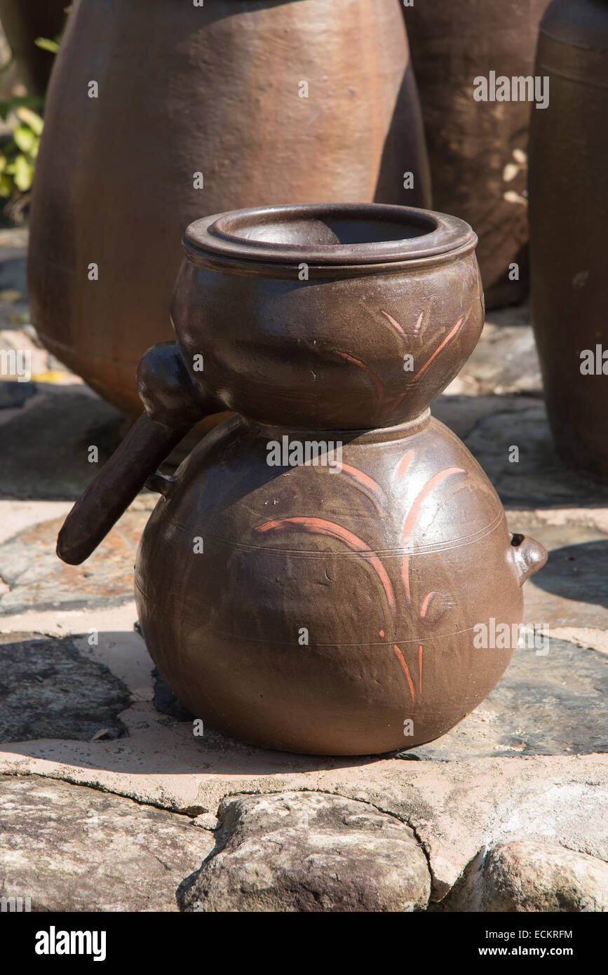 Type de poterie la boisson alcoolisée traditionnelle coréenne distillateur Banque D'Images