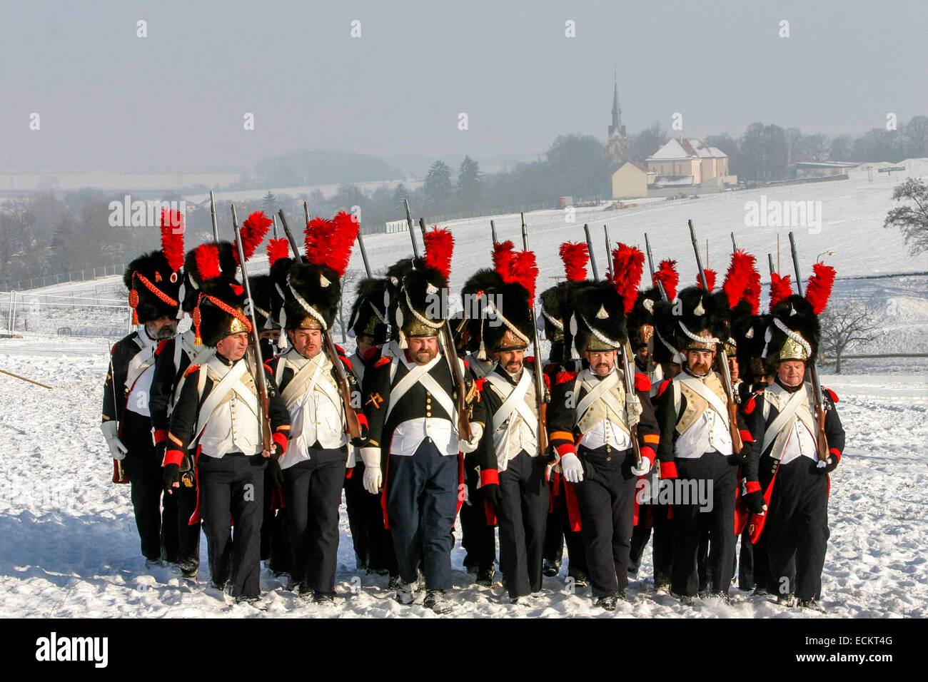 Troupes françaises champ de bataille d'Austerlitz reconstitution napoléonienne de la bataille d'Austerlitz 1805 champ enneigé lors du 200e anniversaire de la bataille Banque D'Images
