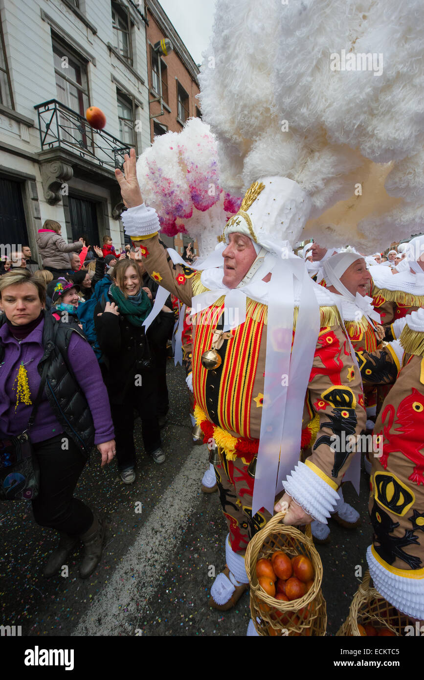 Gille porte une coiffure de lancer une autruche orange pendant une procession dans les rues lors de la Binche Carnaval, Binche, Belgique Banque D'Images