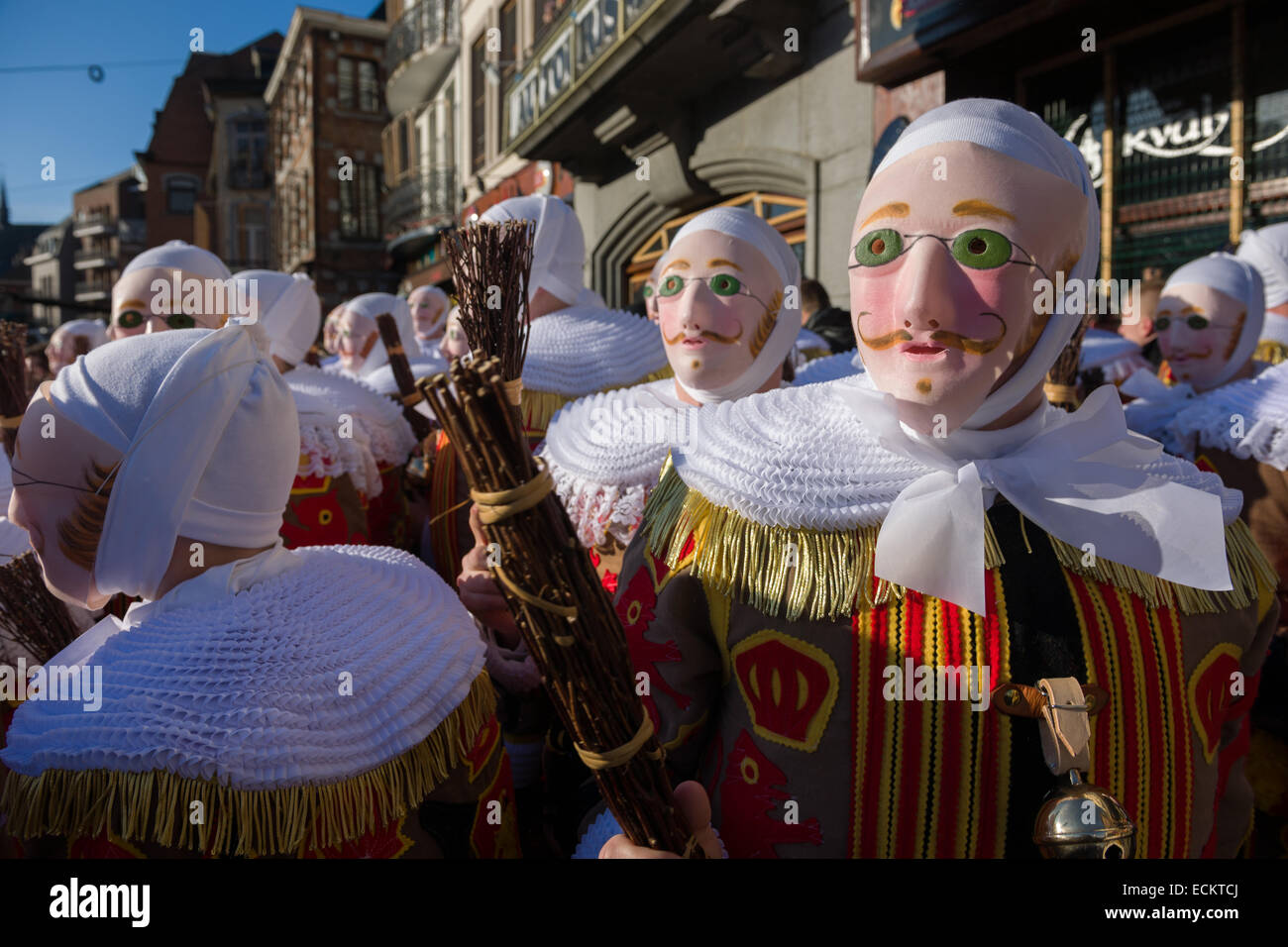 Gilles masqués dans l'assemblage de la Grand-Place de Binche, carnaval de Binche, au cours de la Binche, Belgique Banque D'Images