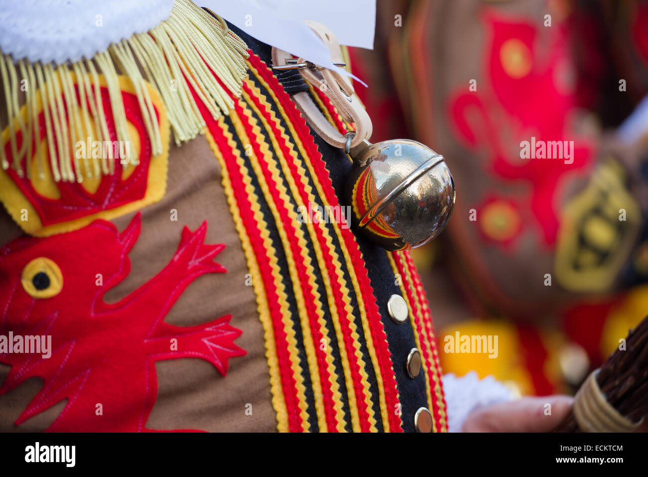 Détail d'une cloche, une partie du costume de carnaval d'un Gille, personnages traditionnels du carnaval de Binche, Binche, Belgique Banque D'Images