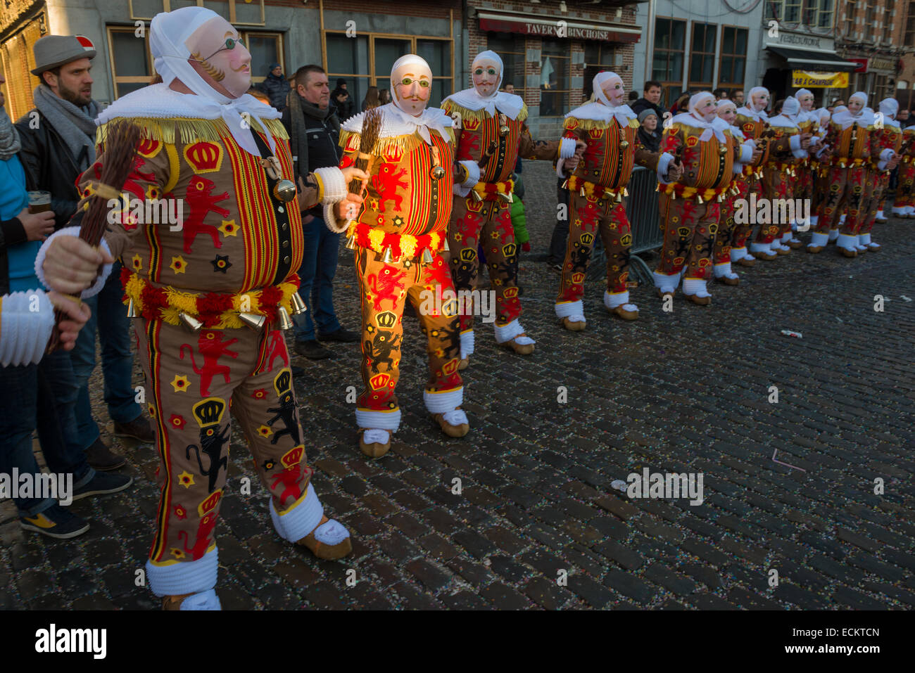 Gilles masqués danser dans la Grand-Place de Binche, carnaval de Binche, au cours de la Binche, Belgique Banque D'Images