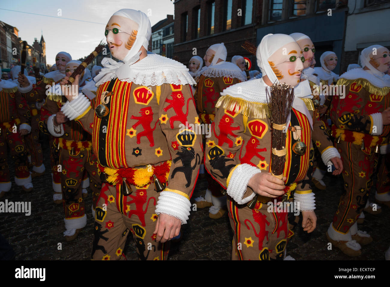 Gilles masqués dans les rues à l'aube, Binche Carnaval, Binche, Belgique Banque D'Images