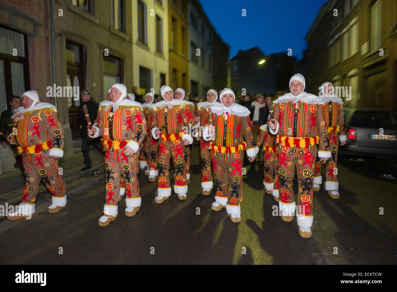 Gilles marche dans les rues avant l'aube à la Binche Carnaval, Binche, Belgique Banque D'Images