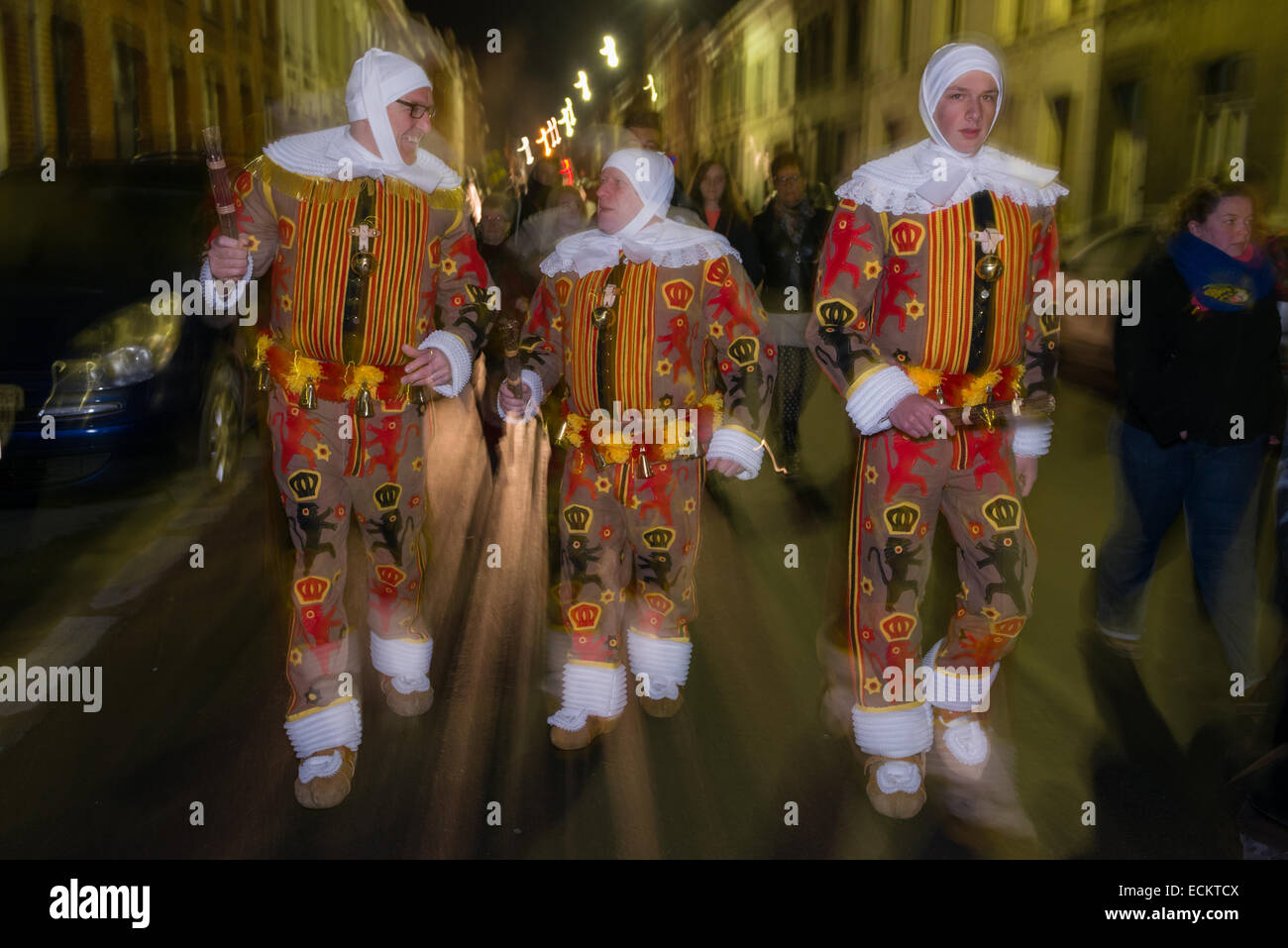 Gilles marche dans les rues avant l'aube à la Binche Carnaval, Binche, Belgique Banque D'Images