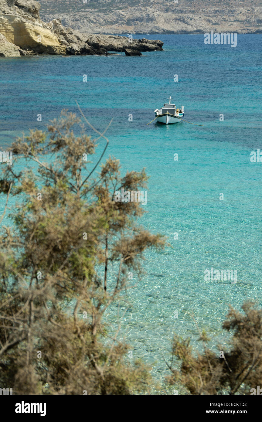 Les eaux turquoise de la côte grecque, avec petit bateau Banque D'Images