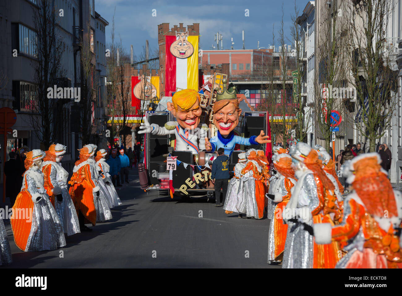 Caricatures sur un char de carnaval et des personnages costumés dans le cortège du carnaval d'Alost, Carnaval Lundi, Alost, Belgique Banque D'Images