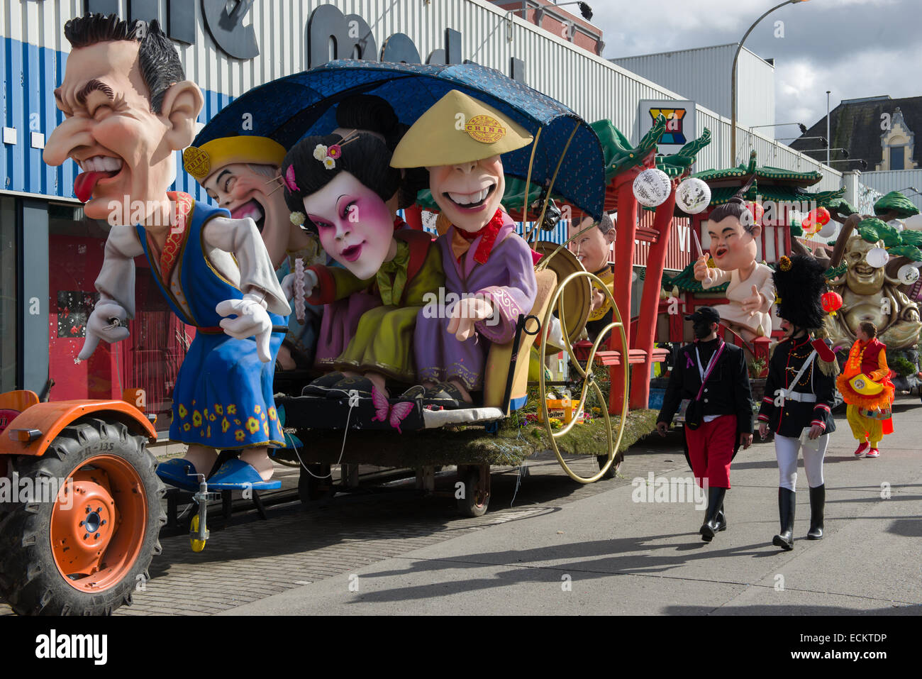 Chars montrant des caricatures racistes de Chinois attendent le défilé débutera à l'offensive traditionnellement Aalst Carnival procession, Carnival Lundi, Aalst, Belgique Banque D'Images