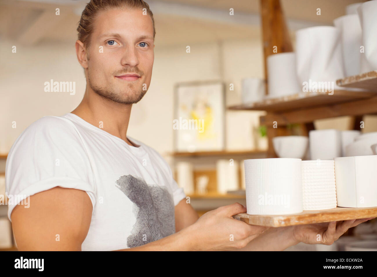 Portrait de l'employé de sexe masculin travaillant dans l'atelier de la vaisselle Banque D'Images