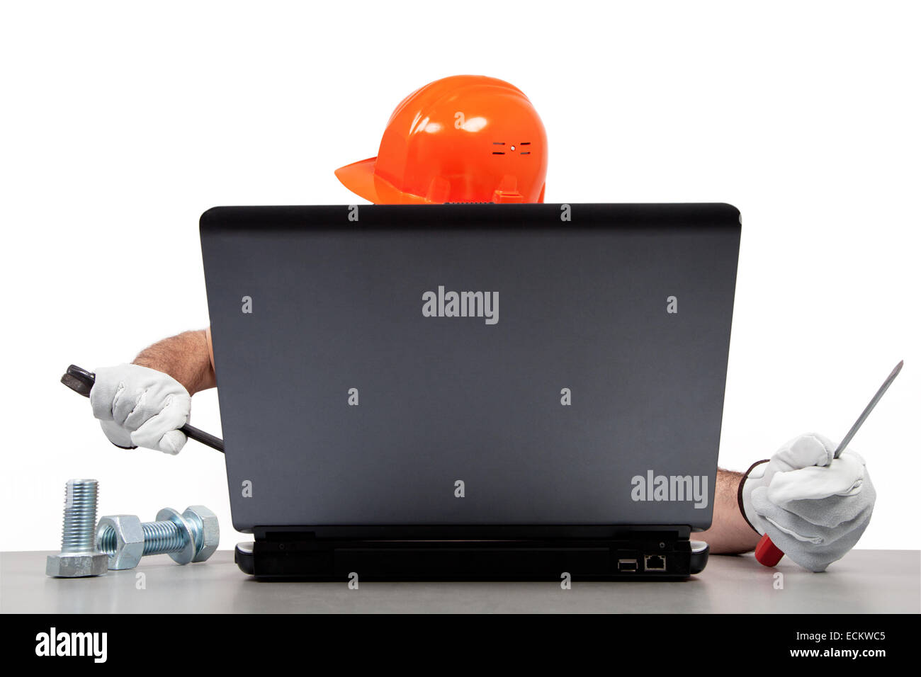 Mécanicien n'est d'essayer de réparer un vieil ordinateur. Banque D'Images