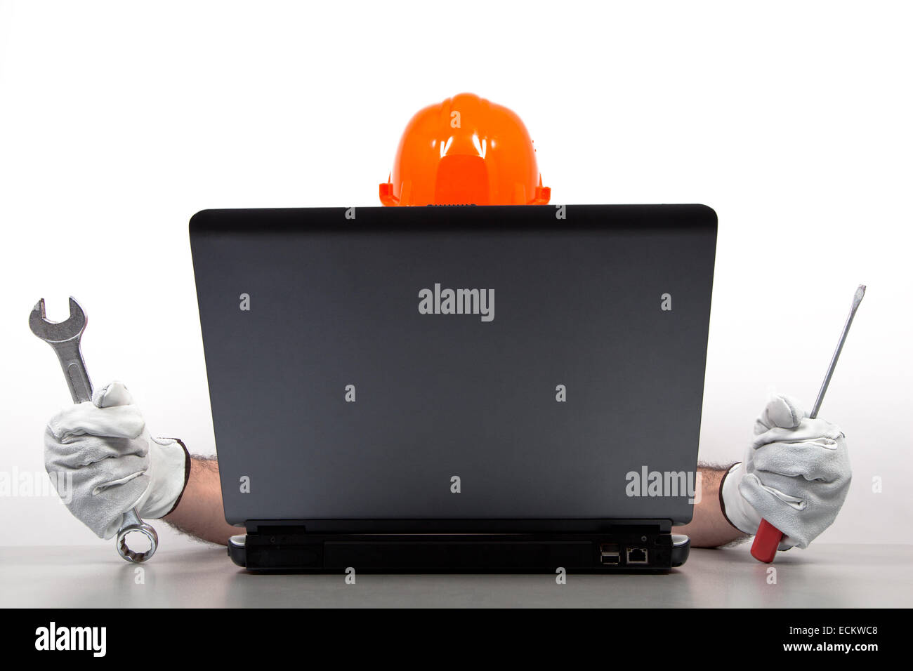 Mécanicien n'est la réparation d'un ordinateur portable, isolé sur blanc. Banque D'Images