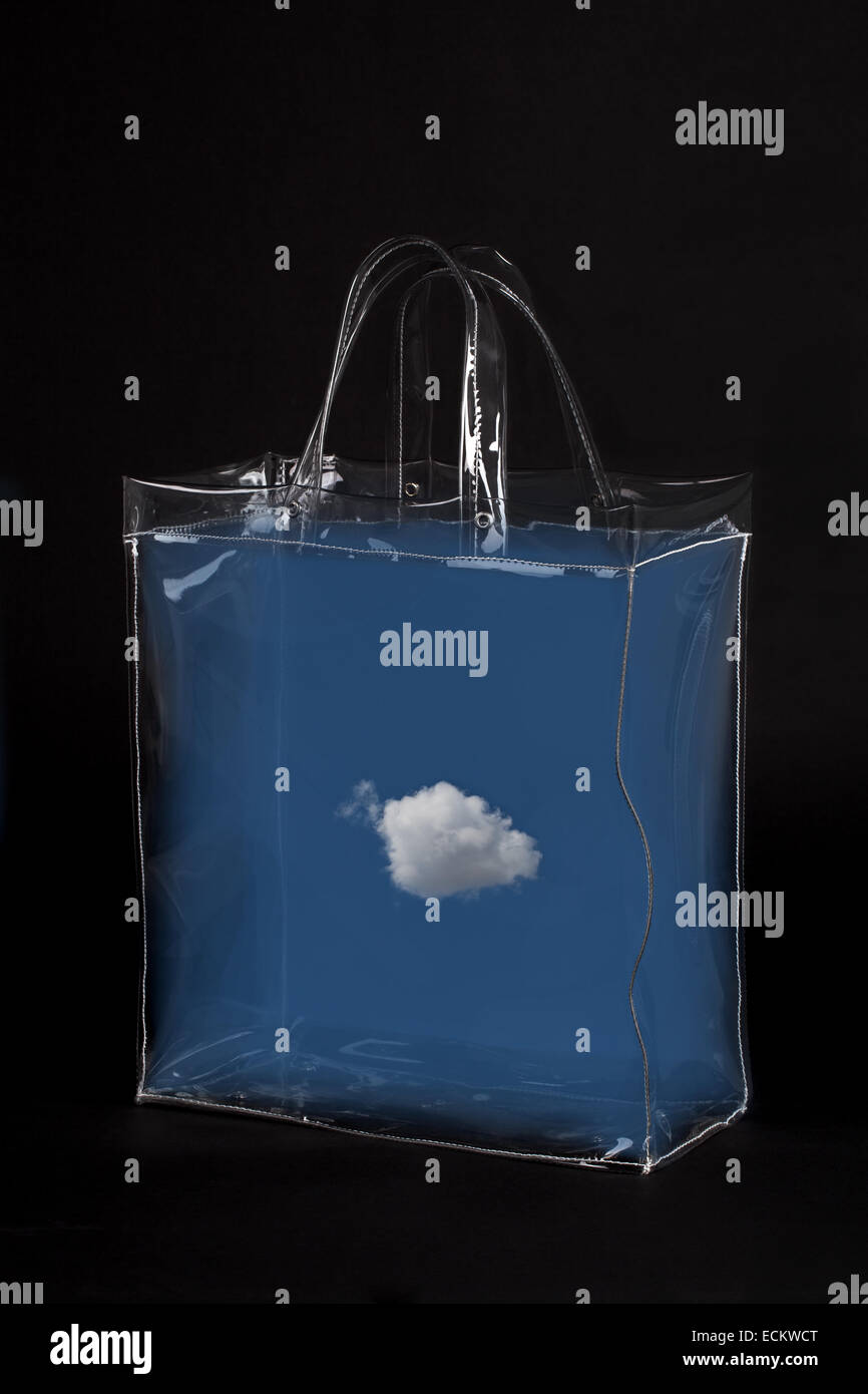 Sac en plastique transparent avec Ciel et nuages. Banque D'Images