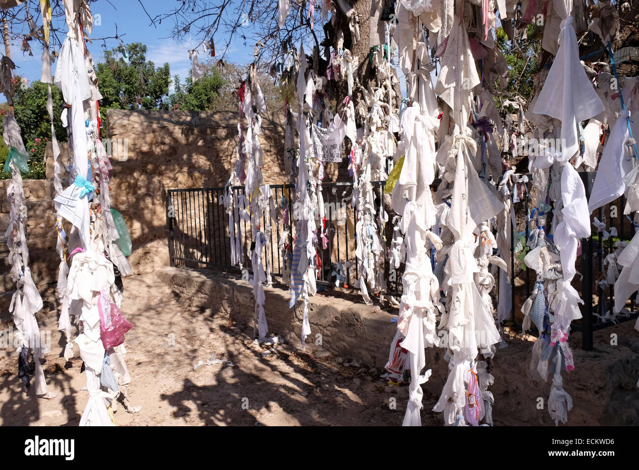 Fête votive à l'entrée de chiffons les catacombes chrétiennes, Pafos, ouest de Chypre Banque D'Images