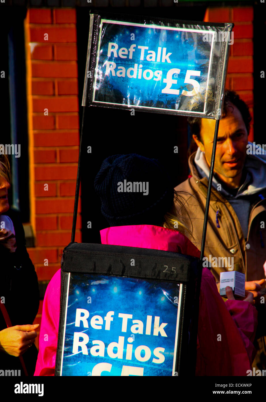 Vendeur de ref talk radios sur match de rugby Banque D'Images