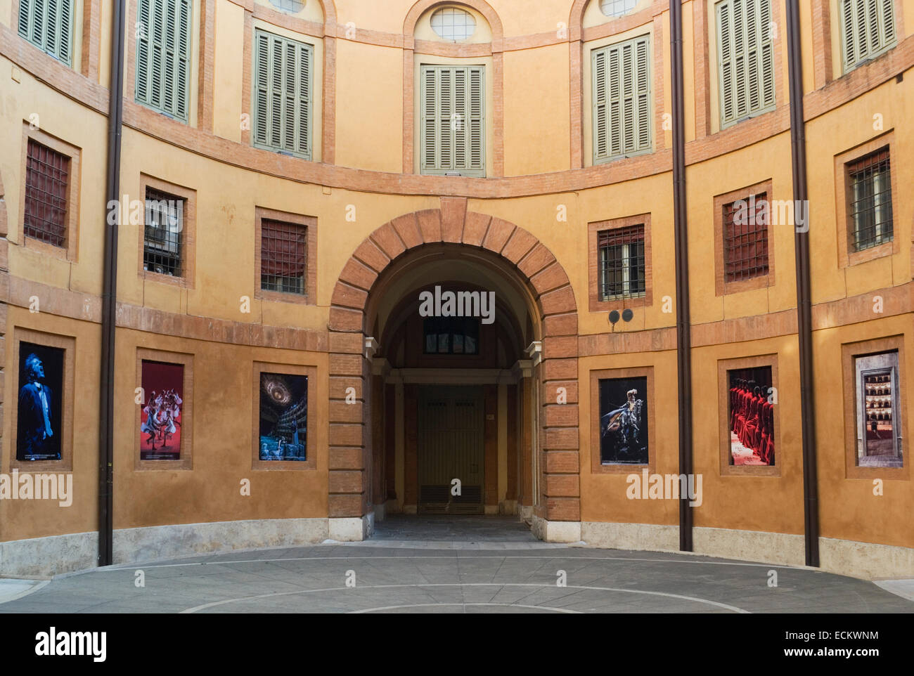 Théâtre Municipal forme elliptique vu de son carré intérieur Rotonda Foschini à Ferrara - Italie Banque D'Images