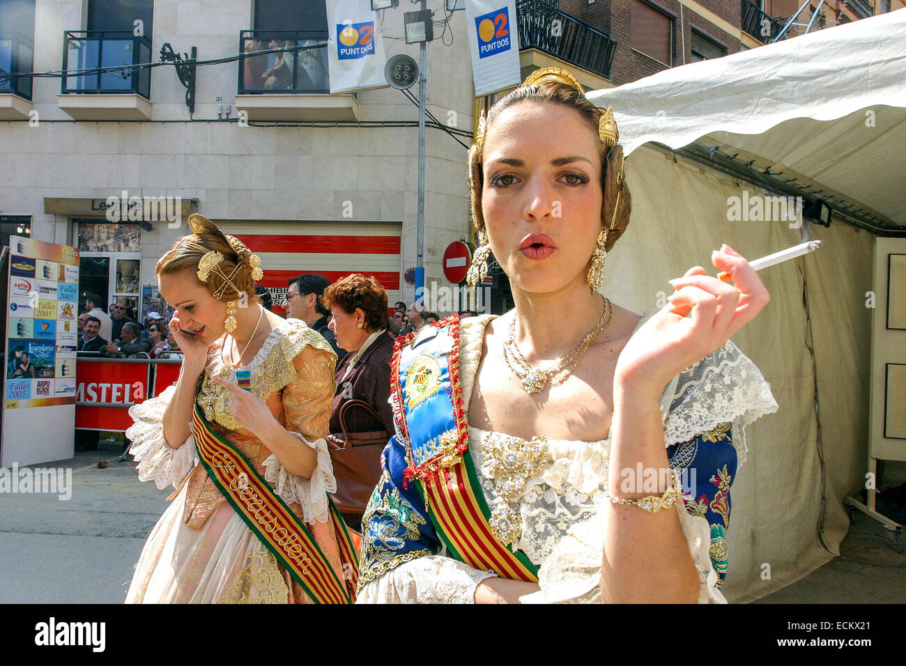 Festival Valencia Fallas, les femmes en costumes folkloriques Valence Espagne Banque D'Images