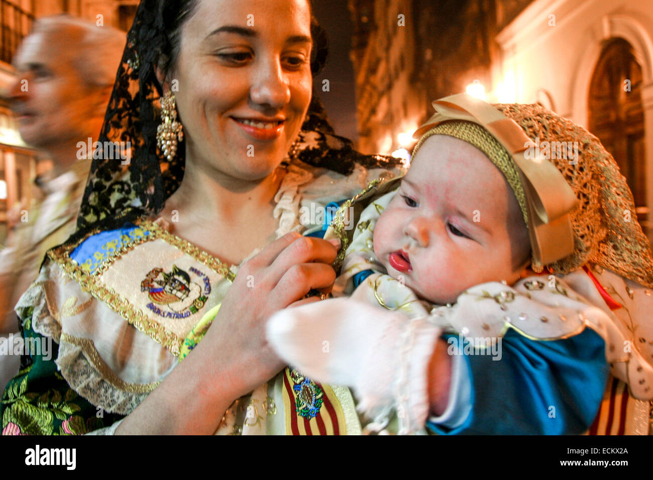 Espagne Valencia Fallas festival, femme avec bébé, un costume traditionnel Banque D'Images