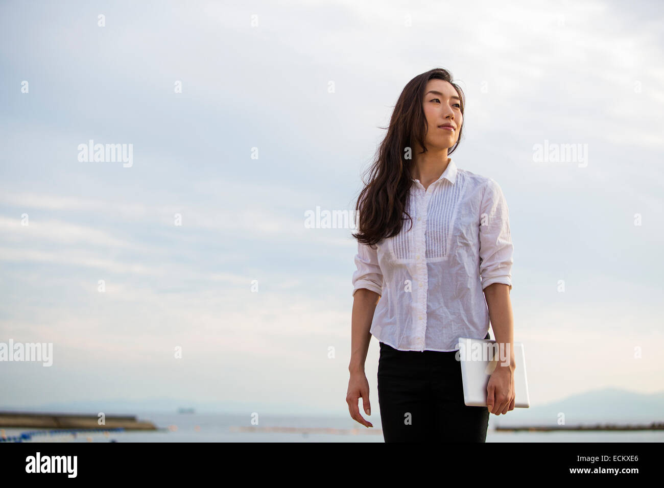 Une femme sur une plage à Kobe. Banque D'Images