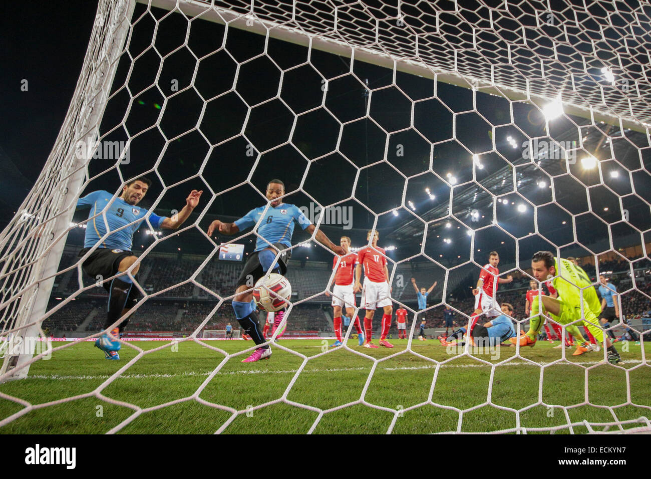 KLAGENFURT, AUTRICHE - Mars 05, 2014 : Alvaro Pereira (# 6) Uruguay marque un but dans une partie de football entre l'Autriche et ur Banque D'Images