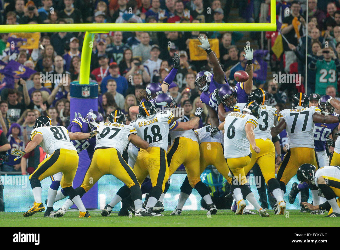 Londres, Grande-Bretagne - SEPTEMBRE 29 K Shaun Suisham (# 6) de Steelers un PAT à un match international de la NFL le 29 septembre 2013 Banque D'Images