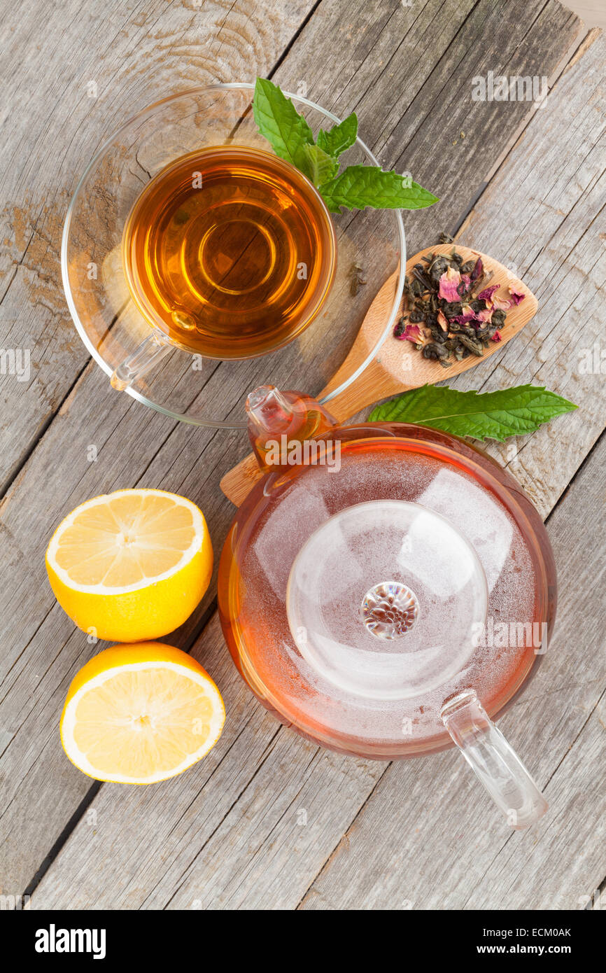 Thé vert à la Menthe et citron sur table en bois Banque D'Images