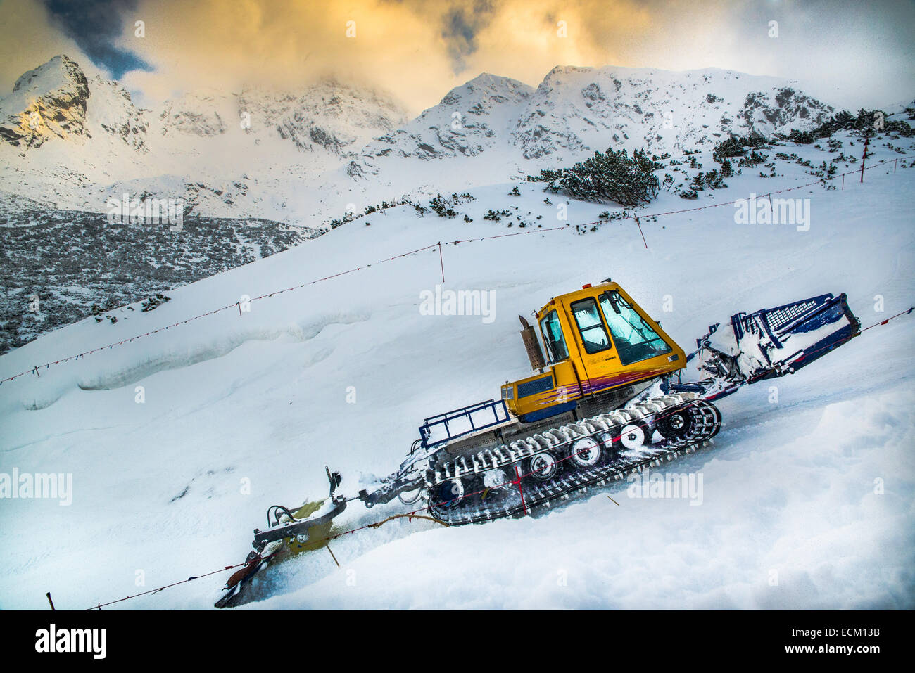 Préparation de la neige dans les montagnes de véhicule Banque D'Images