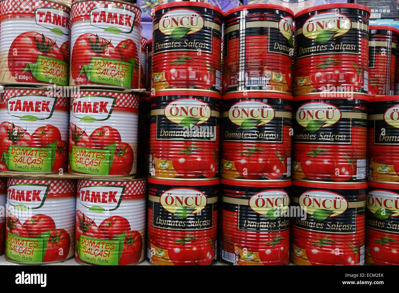 Boîtes de pâte de tomate à la Turquie en turc Centre alimentaire boutique, Dalston, Londres Banque D'Images