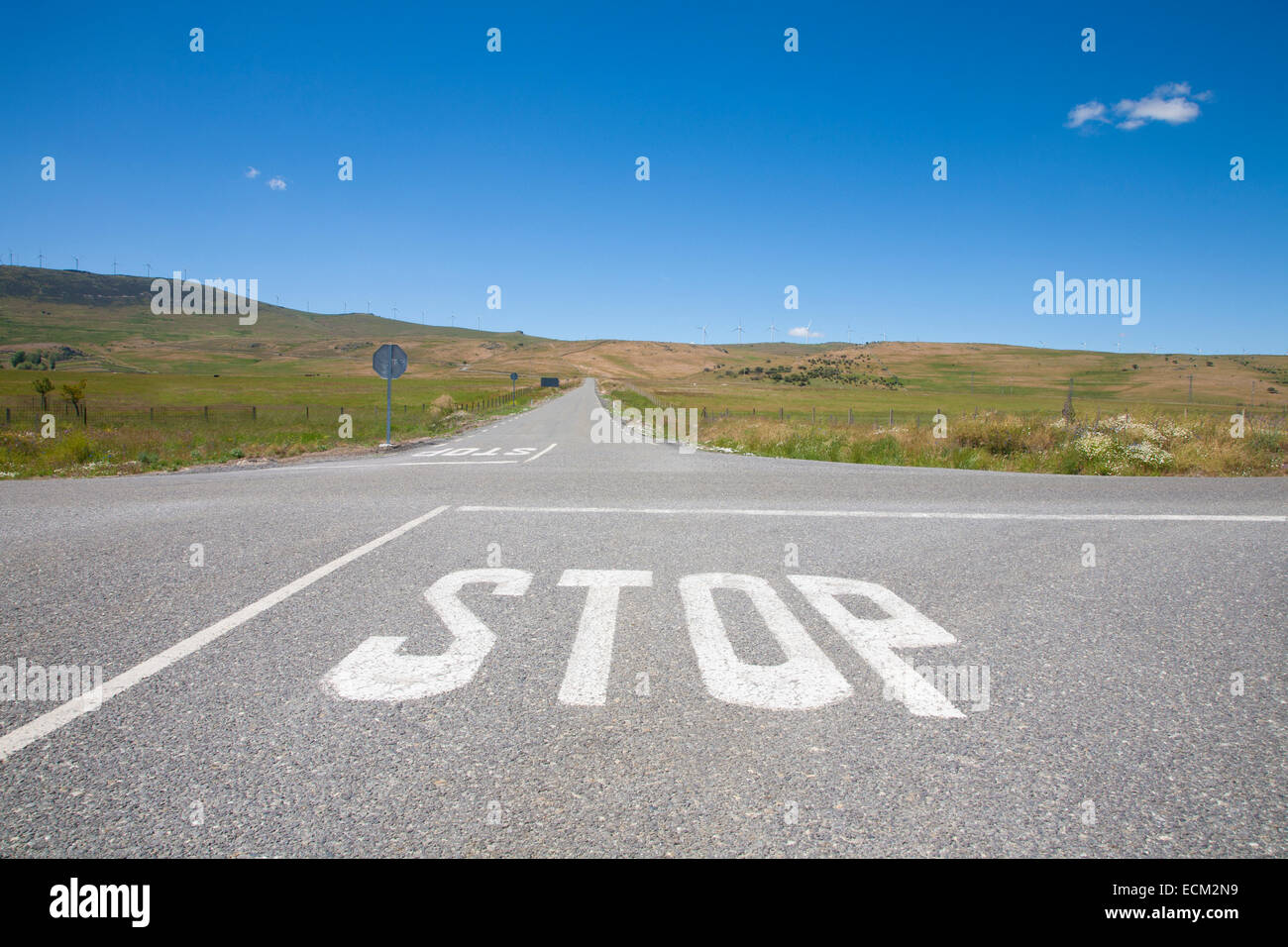 Carrefour avec symbole d'arrêt white peint sur l'asphalte en chemin rural à côté de l'Europe espagne Madrid Banque D'Images