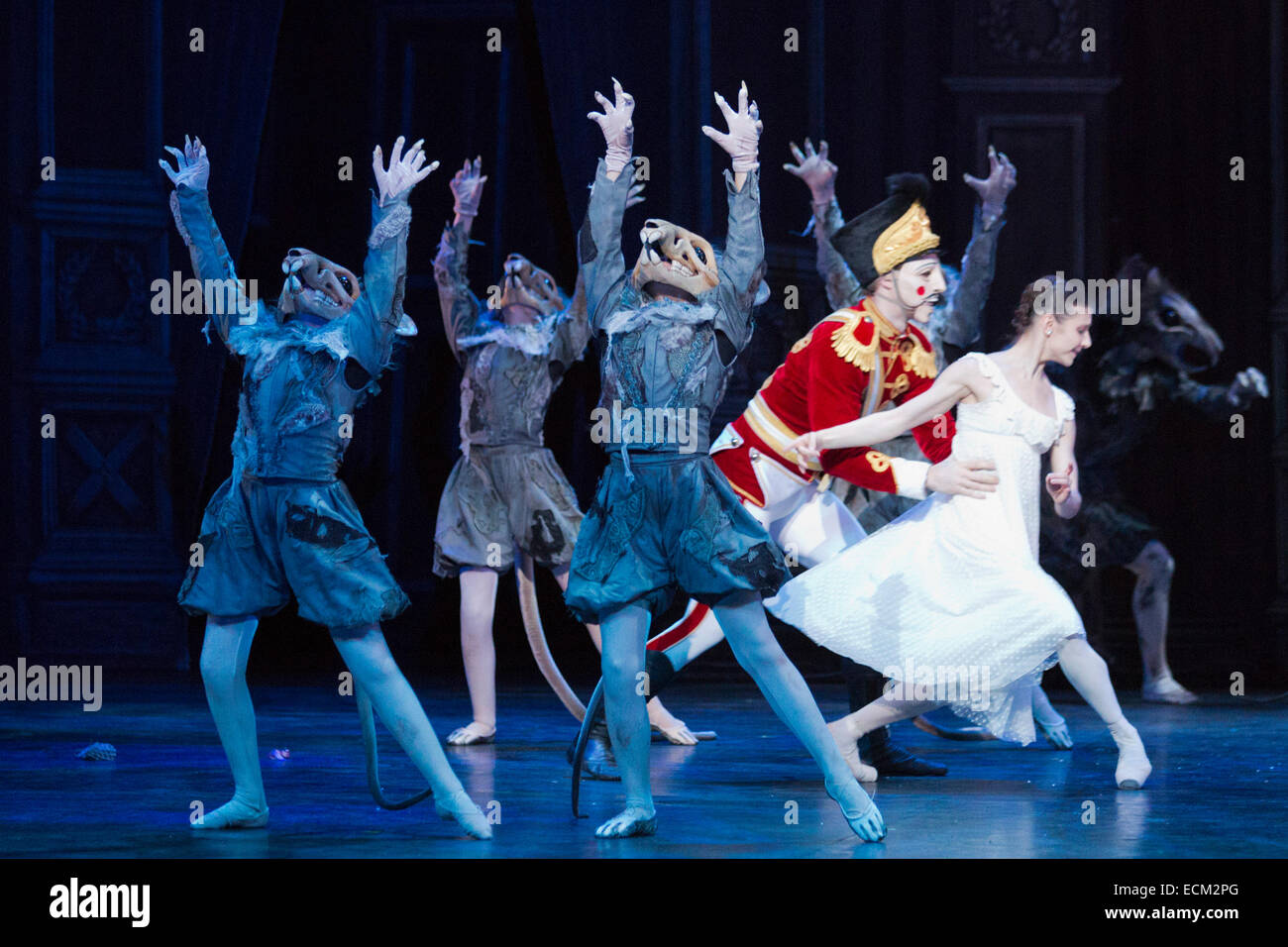 Max Westwell comme Casse-noisette et Alina Cojocaru que Clara. Répétition générale pour le ballet 'Casse-Noisette' au London Coliseum. Sur une musique de Piotr Ilitch Tchaïkovski, le ballet de Noël traditionnel est chorégraphié par Wayne Eagling basé sur un concept par Toer von Schayk et Wayne Eagling. L'English National Ballet Philharmonic Orchestra accompagne les danseurs de l'English National Ballet et d'étudiants de l'English National Ballet School. Les enfants sont les artistes interprètes ou exécutants de l'Tring Park School for the Performing Arts. Banque D'Images