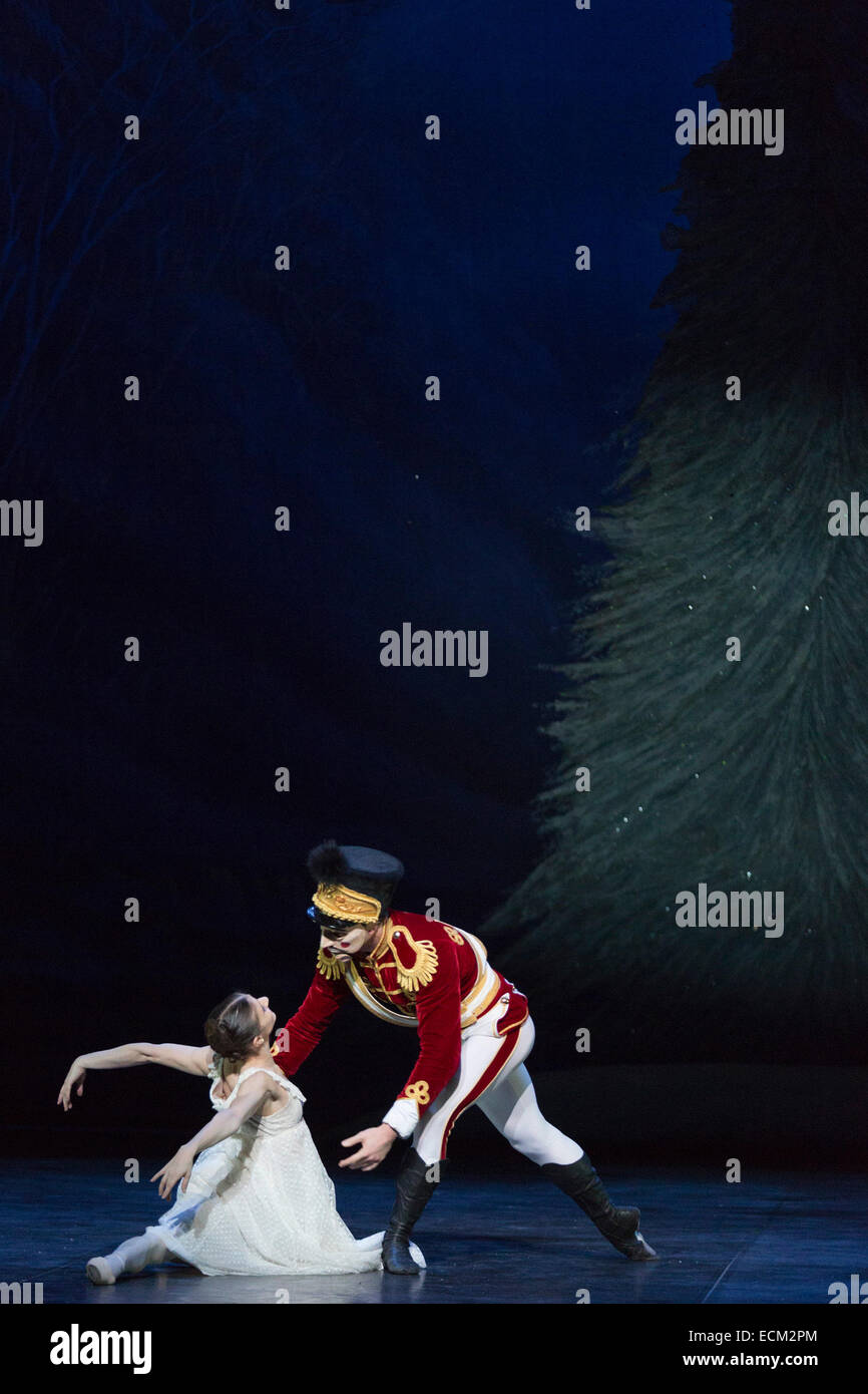 Alina Cojocaru que Clara et Max Westwell comme Casse-noisette. Répétition générale pour le ballet 'Casse-Noisette' au London Coliseum. Sur une musique de Piotr Ilitch Tchaïkovski, le ballet de Noël traditionnel est chorégraphié par Wayne Eagling basé sur un concept par Toer von Schayk et Wayne Eagling. L'English National Ballet Philharmonic Orchestra accompagne les danseurs de l'English National Ballet et d'étudiants de l'English National Ballet School. Les enfants sont les artistes interprètes ou exécutants de l'Tring Park School for the Performing Arts. Banque D'Images