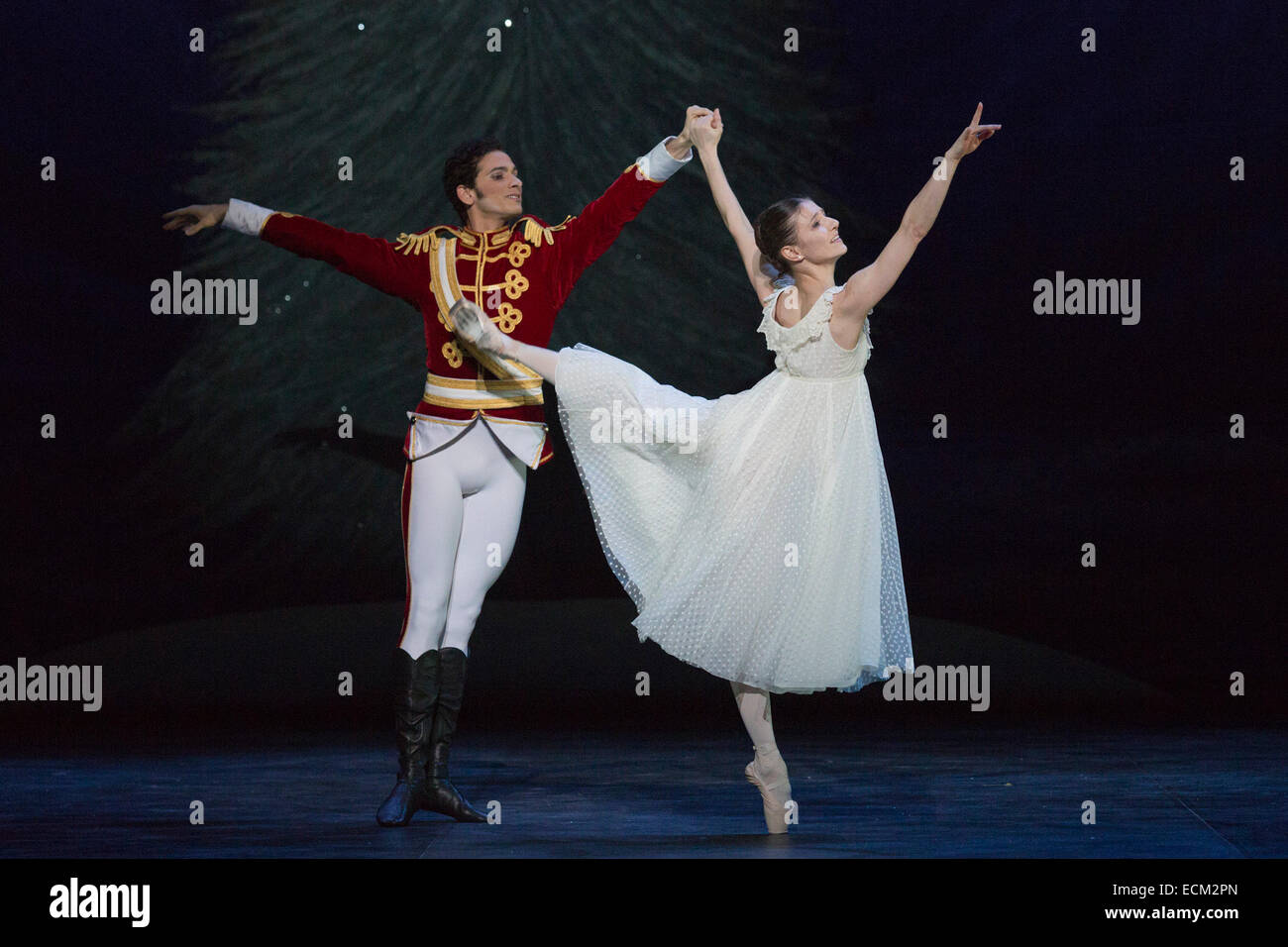Alejandro Virelles comme neveu et Alina Cojocaru que Clara. Répétition générale pour le ballet 'Casse-Noisette' au London Coliseum. Sur une musique de Piotr Ilitch Tchaïkovski, le ballet de Noël traditionnel est chorégraphié par Wayne Eagling basé sur un concept par Toer von Schayk et Wayne Eagling. L'English National Ballet Philharmonic Orchestra accompagne les danseurs de l'English National Ballet et d'étudiants de l'English National Ballet School. Les enfants sont les artistes interprètes ou exécutants de l'Tring Park School for the Performing Arts. Banque D'Images