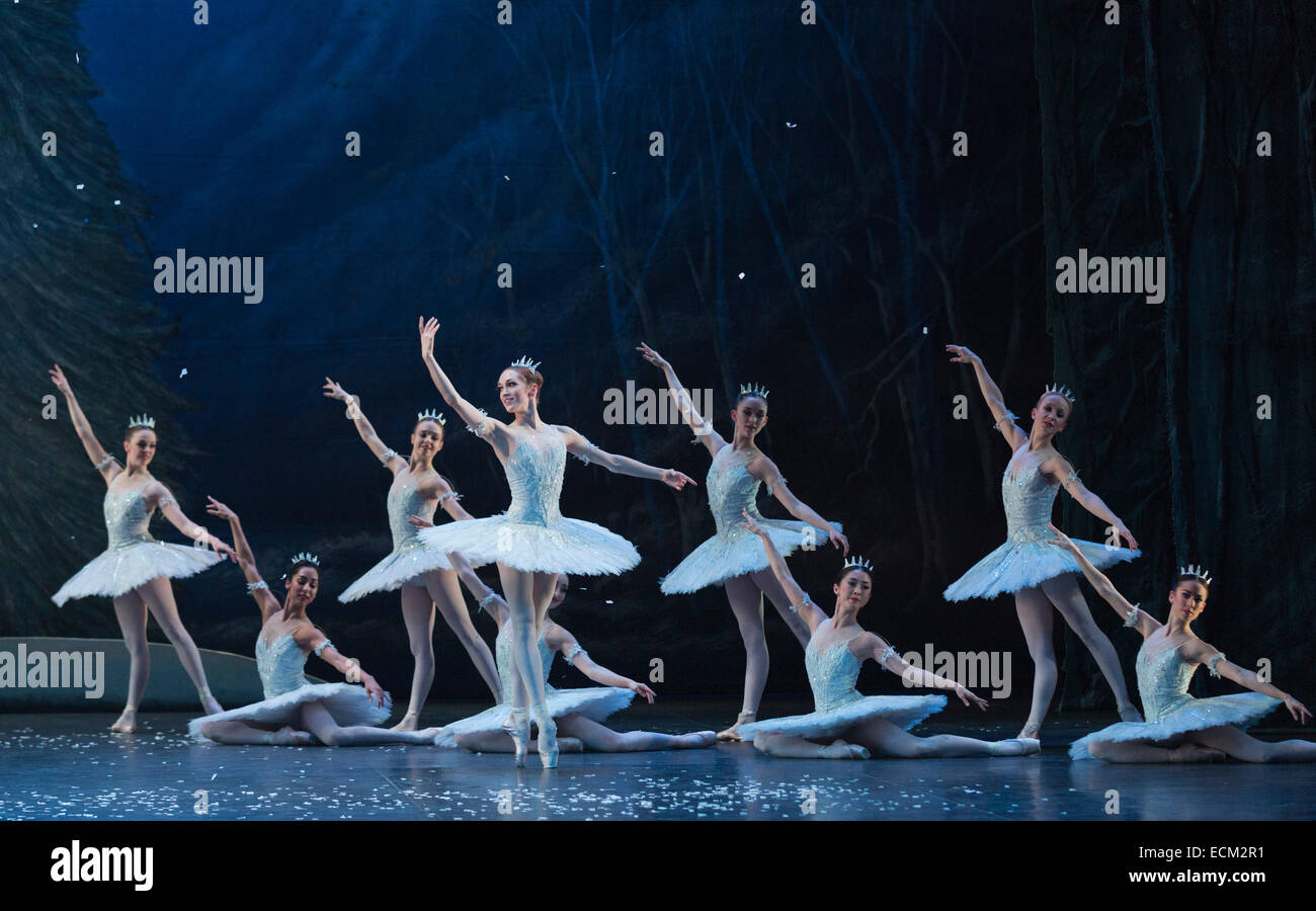 Danse des flocons effectuée par les danseurs de l'English National Ballet. Répétition générale pour le ballet 'Casse-Noisette' au London Coliseum. Sur une musique de Piotr Ilitch Tchaïkovski, le ballet de Noël traditionnel est chorégraphié par Wayne Eagling basé sur un concept par Toer von Schayk et Wayne Eagling. L'English National Ballet Philharmonic Orchestra accompagne les danseurs de l'English National Ballet et d'étudiants de l'English National Ballet School. Les enfants sont les artistes interprètes ou exécutants de l'Tring Park School for the Performing Arts. Banque D'Images