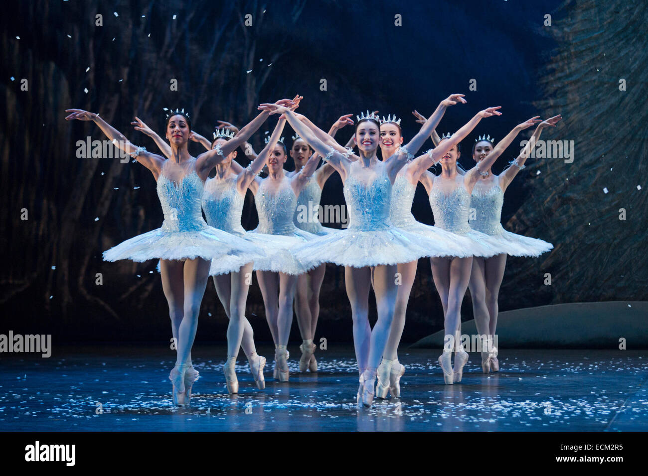 Danse des flocons effectuée par les danseurs de l'English National Ballet. Répétition générale pour le ballet 'Casse-Noisette' au London Coliseum. Sur une musique de Piotr Ilitch Tchaïkovski, le ballet de Noël traditionnel est chorégraphié par Wayne Eagling basé sur un concept par Toer von Schayk et Wayne Eagling. L'English National Ballet Philharmonic Orchestra accompagne les danseurs de l'English National Ballet et d'étudiants de l'English National Ballet School. Les enfants sont les artistes interprètes ou exécutants de l'Tring Park School for the Performing Arts. Banque D'Images